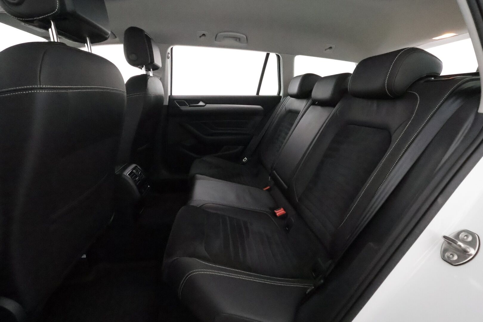 Volkswagen Passat 2020 Variant GTE Plug-In Hybrid 160 kW DSG **Webasto / Koukku / ACC / LED-valot / P.kamera / Navi / Kaistavahti** - 2x Latauskaapelit / Kahdet Renkaat / Merkkihuollettu!