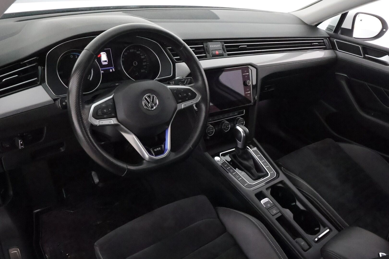 Volkswagen Passat 2020 Variant GTE Plug-In Hybrid 160 kW DSG **Webasto / Koukku / ACC / LED-valot / P.kamera / Navi / Kaistavahti** - 2x Latauskaapelit / Kahdet Renkaat / Merkkihuollettu!