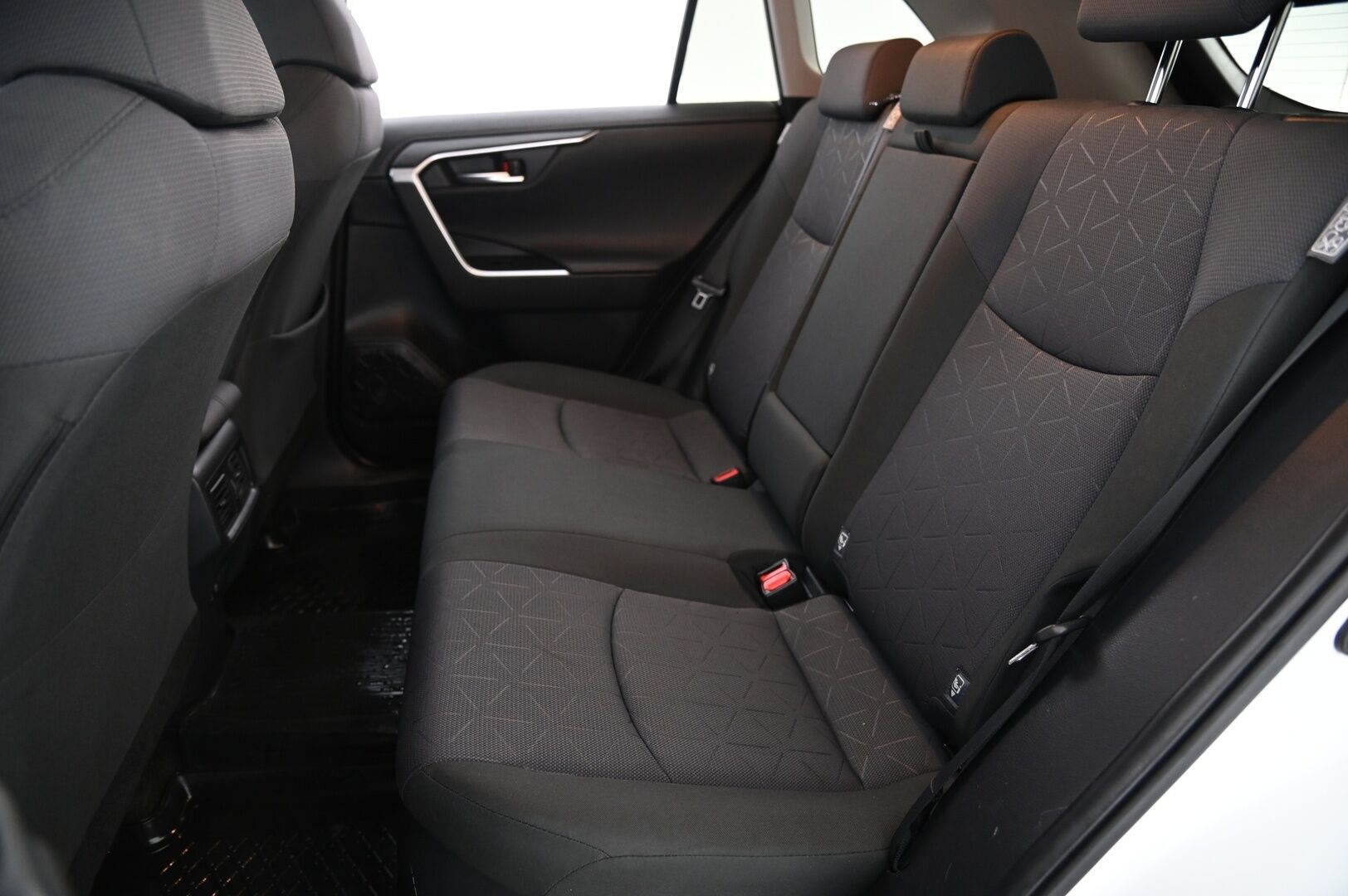 Toyota RAV4 2020 Hybrid AWD Active *Merkkihuollettu / ACC / Digimittaristo / Koukku / Kamera** - Ratinlämmitys / 2x renkaat aluvantein / S-Kontti / Led / Tummenetut taka- ja takasivulasit 