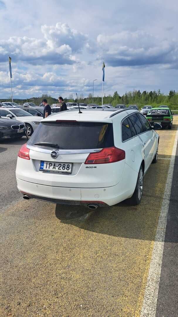 Opel Insignia 2010 Sports Tourer Sport 2,0 Turbo Ecotec 162kW MT6 - YritysOutlet - Myydään vain yrityksille - Sport-istuimet | Vakionopeudensäädin | Tutkat | 2x renkaat | Fiksut huollot