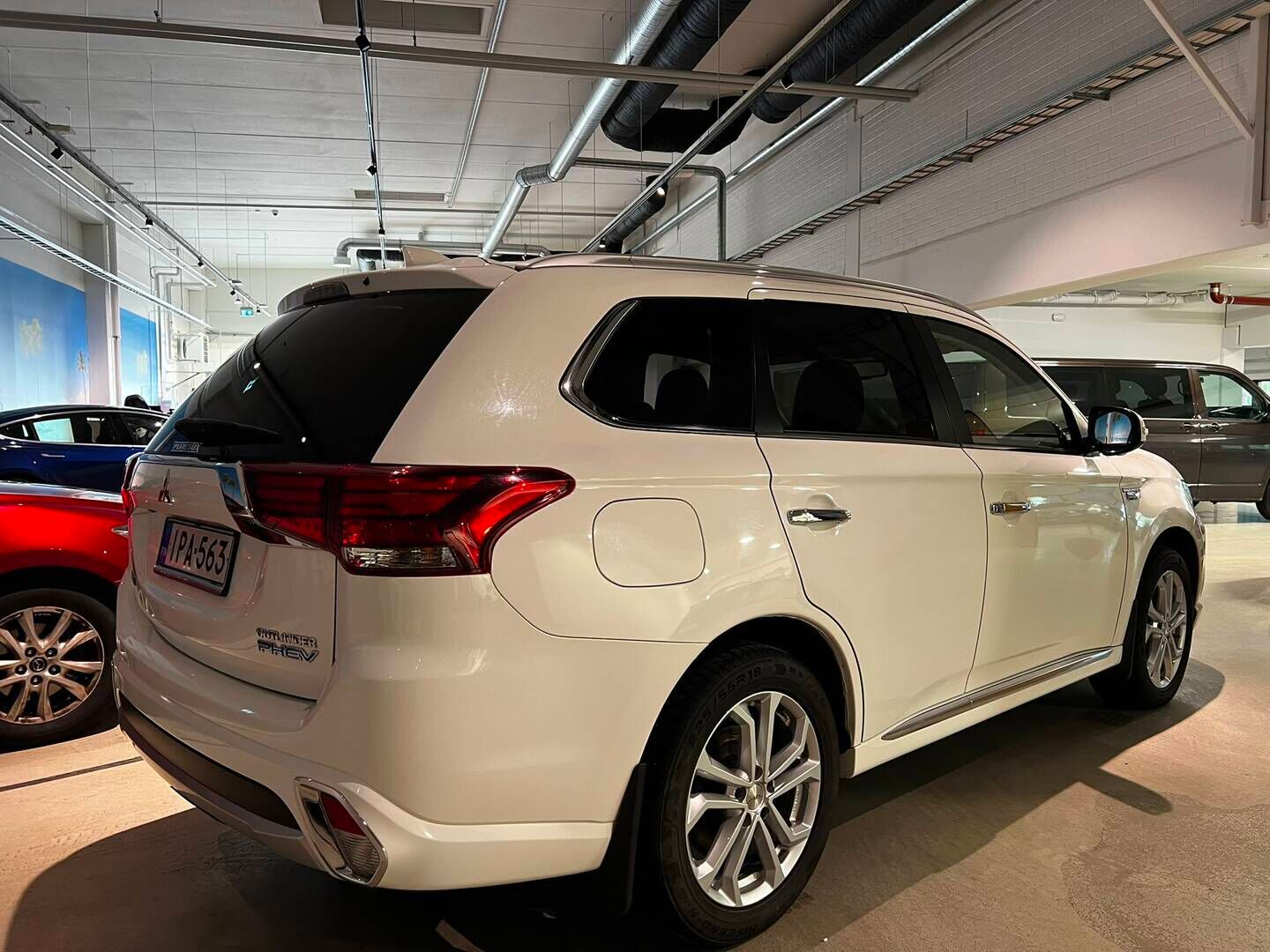 Mitsubishi Outlander PHEV 2017 Instyle Navi - 360-Kamera | Koukku | Nahka alcantara | Apple Carplay |  Akkukäyttöinen lisälämmitin | Ohjauspyörän lämmitys