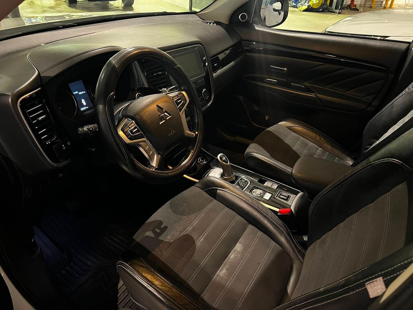 Mitsubishi Outlander PHEV 2017 Instyle Navi - 360-Kamera | Koukku | Nahka alcantara | Apple Carplay |  Akkukäyttöinen lisälämmitin | Ohjauspyörän lämmitys