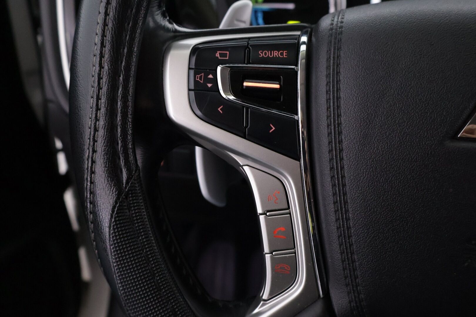 Mitsubishi Outlander PHEV 2017 Instyle Navi - 360-Kamera | Koukku | Nahka alcantara | Apple Carplay |  Akkukäyttöinen lisälämmitin | Ohjauspyörän lämmitys