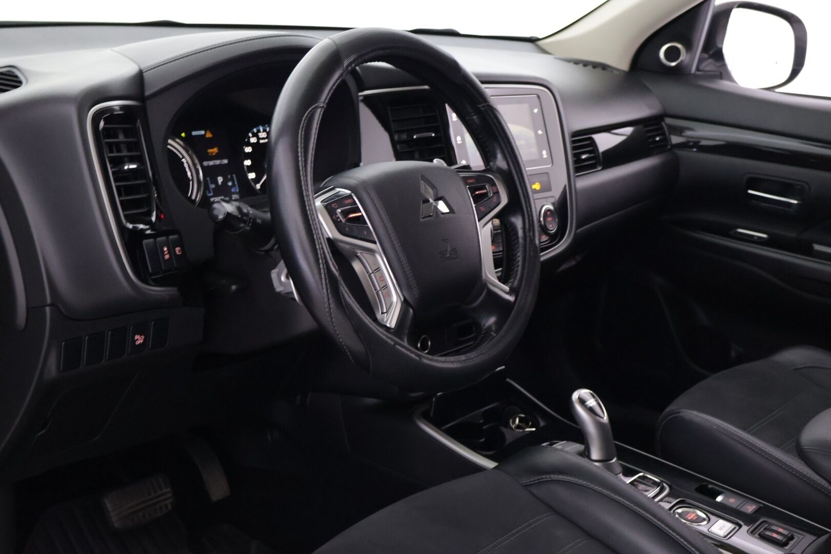 Mitsubishi Outlander PHEV 2017 Instyle Navi - 360-Kamera | Koukku | Nahka alcantara | Apple Carplay |  Akkukäyttöinen lisälämmitin | Ohjauspyörän lämmitys