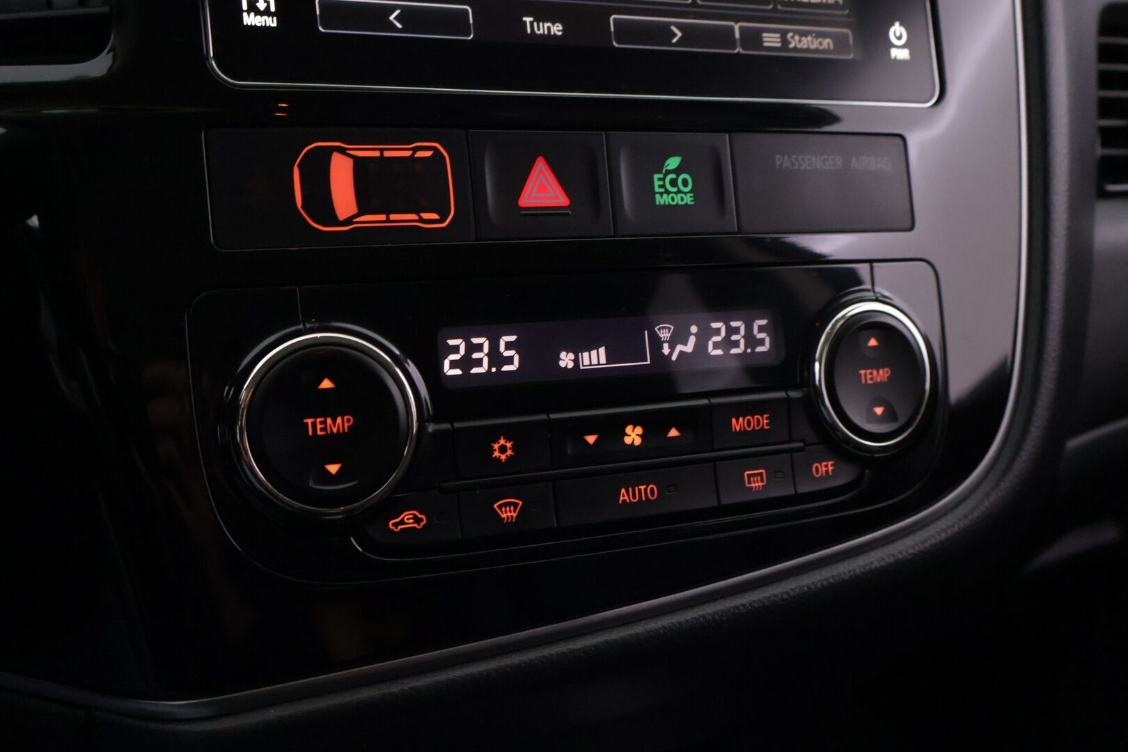 Mitsubishi Outlander PHEV 2017 Instyle Navi - 360-Kamera | Koukku | Nahka alcantara | Apple Carplay |  Akkukäyttöinen lisälämmitin | Ohjauspyörän lämmitys