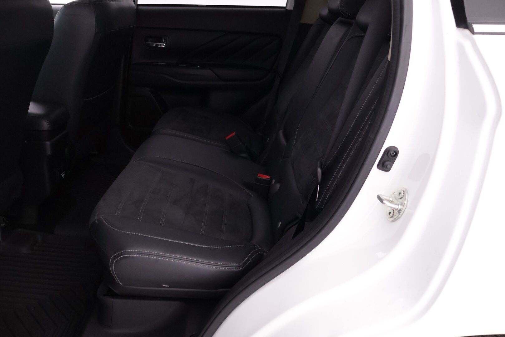 Mitsubishi Outlander PHEV 2017 Instyle Navi - 360-Kamera | Koukku | Nahka alcantara | Apple Carplay |  Akkukäyttöinen lisälämmitin | Ohjauspyörän lämmitys