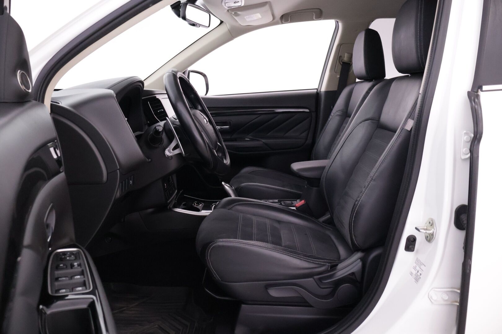 Mitsubishi Outlander PHEV 2017 Instyle Navi - 360-Kamera | Koukku | Nahka alcantara | Apple Carplay |  Akkukäyttöinen lisälämmitin | Ohjauspyörän lämmitys