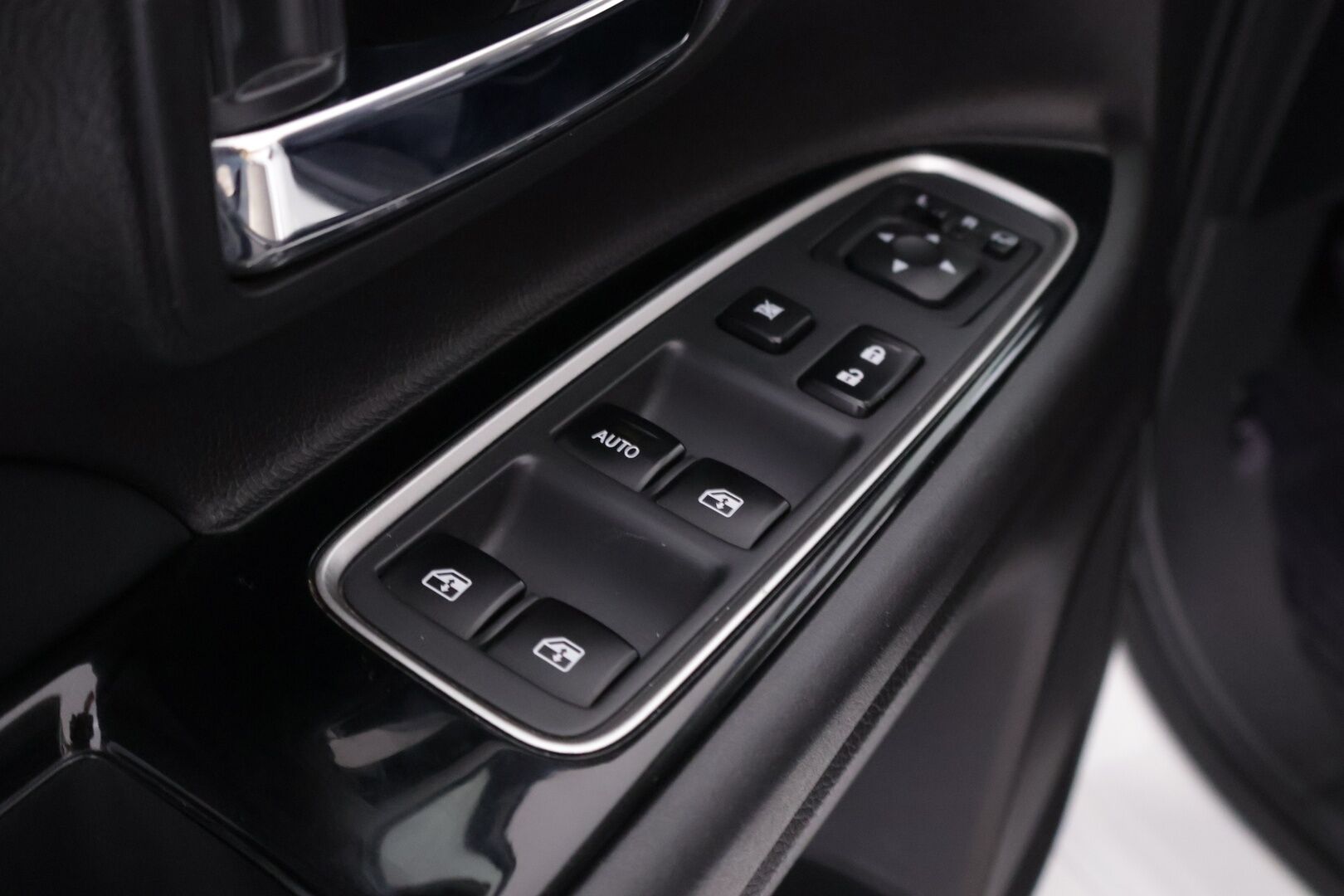 Mitsubishi Outlander PHEV 2017 Instyle Navi - 360-Kamera | Koukku | Nahka alcantara | Apple Carplay |  Akkukäyttöinen lisälämmitin | Ohjauspyörän lämmitys