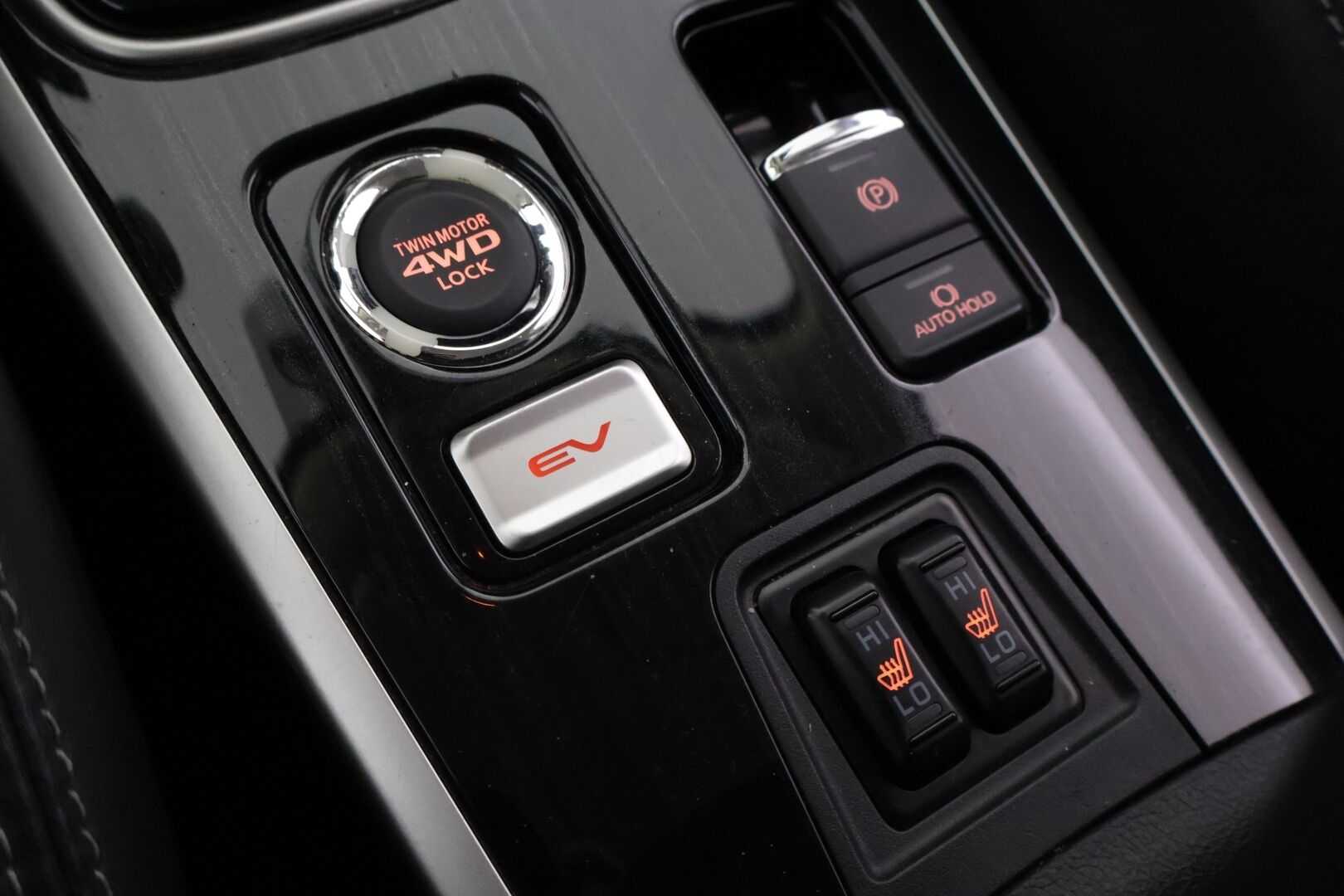 Mitsubishi Outlander PHEV 2017 Instyle Navi - 360-Kamera | Koukku | Nahka alcantara | Apple Carplay |  Akkukäyttöinen lisälämmitin | Ohjauspyörän lämmitys