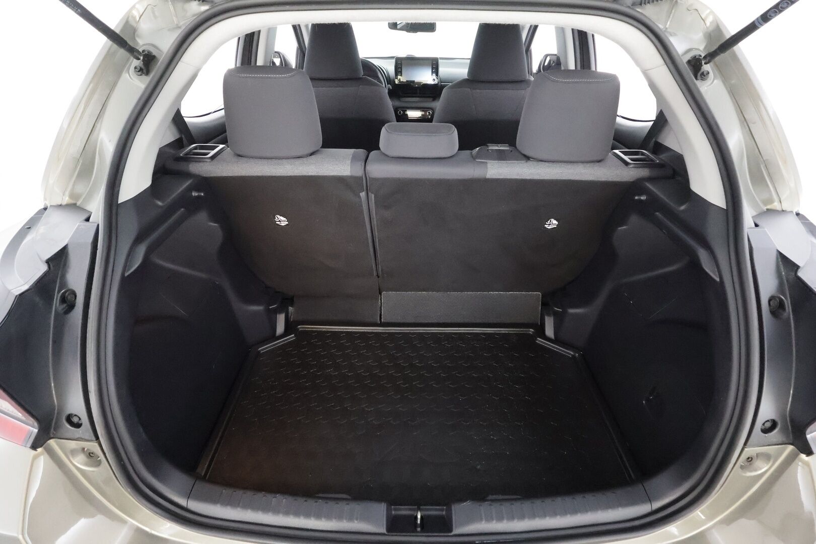 Toyota Yaris 2021 1,5 Hybrid Active Edition * ACC / P.Kamera / Bluetooth / Kaistavahti / Navi / Keyless * - 1-om Suomi-auto / Kahdet renkaat aluvanteilla / Merkkihuollot - HULLUT AVAJAISHULINAT KORKOTARJOUS 3,29 %