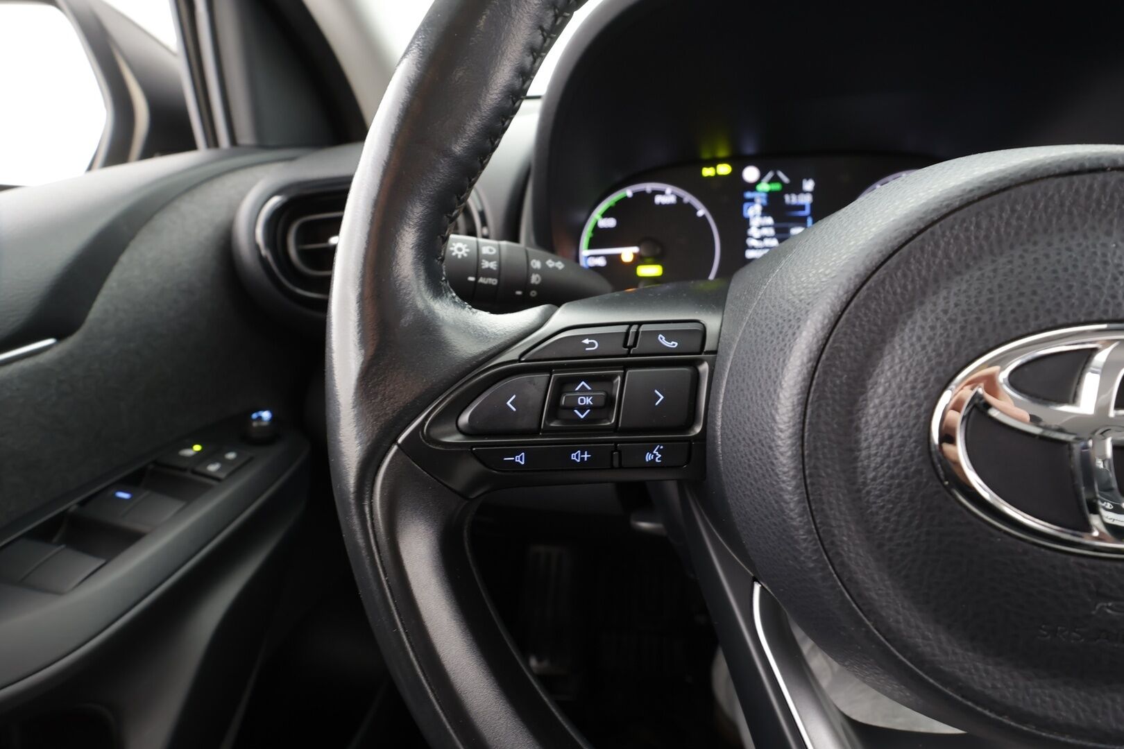 Toyota Yaris 2021 1,5 Hybrid Active Edition * ACC / P.Kamera / Bluetooth / Kaistavahti / Navi / Keyless * - 1-om Suomi-auto / Kahdet renkaat aluvanteilla / Merkkihuollot - HULLUT AVAJAISHULINAT KORKOTARJOUS 3,29 %