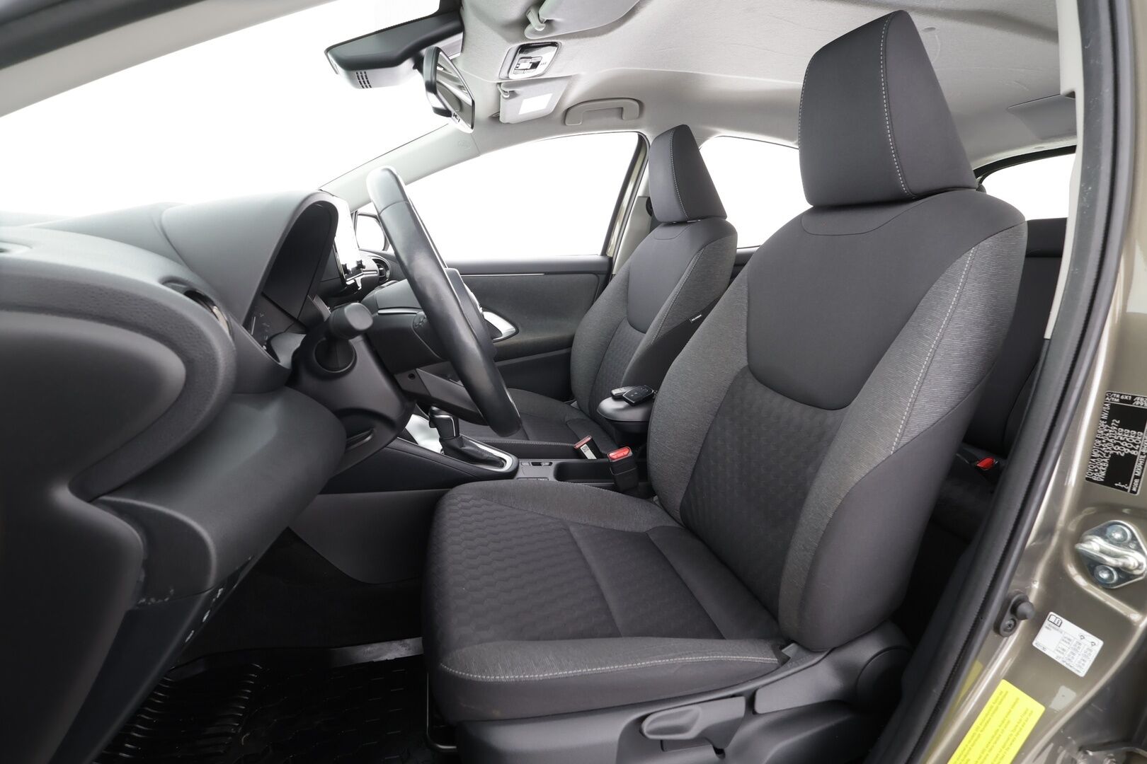 Toyota Yaris 2021 1,5 Hybrid Active Edition * ACC / P.Kamera / Bluetooth / Kaistavahti / Navi / Keyless * - 1-om Suomi-auto / Kahdet renkaat aluvanteilla / Merkkihuollot - HULLUT AVAJAISHULINAT KORKOTARJOUS 3,29 %