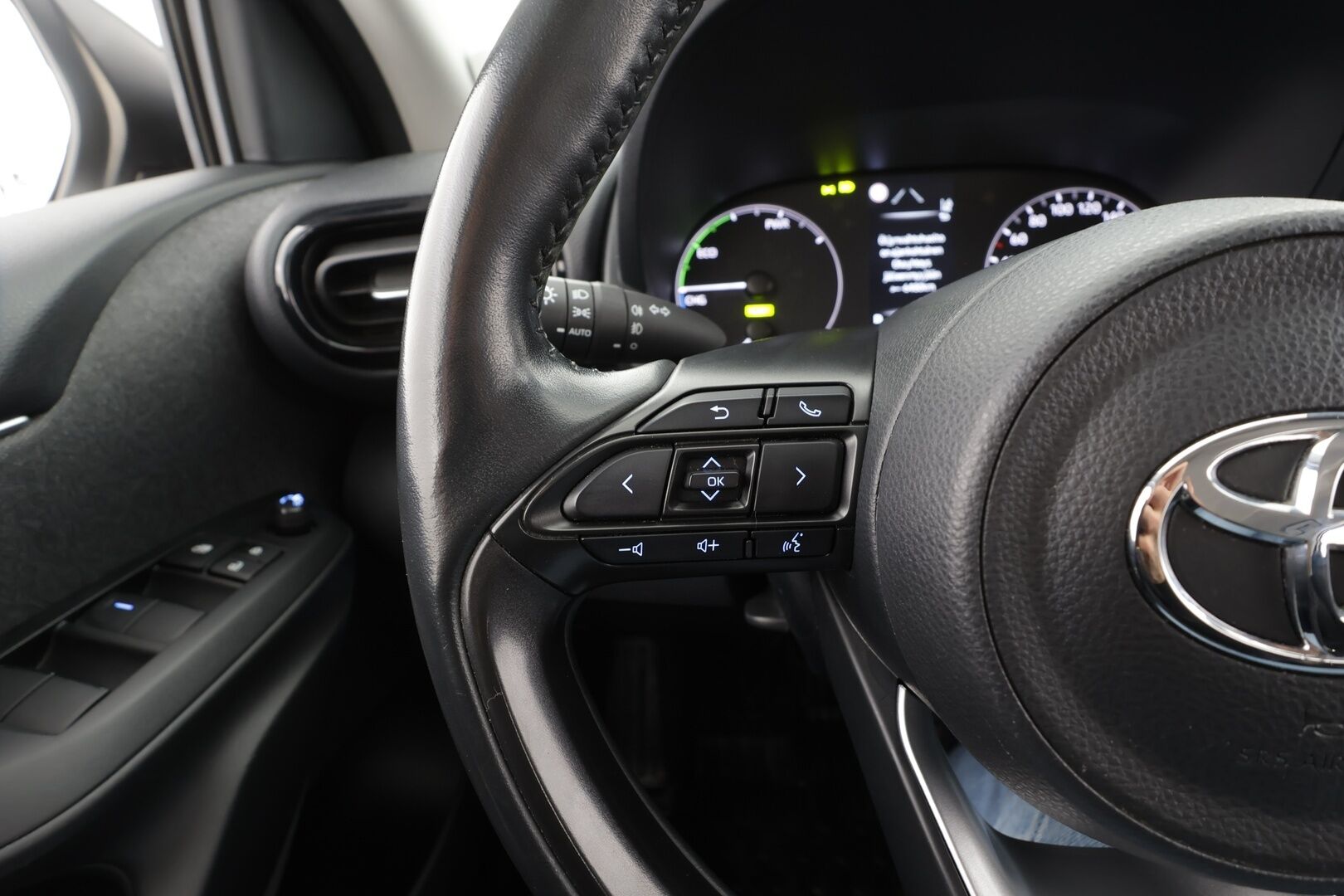 Toyota Yaris 2021 1,5 Hybrid Active * ACC / P.Kamera / Navi / Autom.Ilmastointi / Bluetooth * - 1.Om Suomi-auto / Kahdet Renkaat / Merkkihuollettu