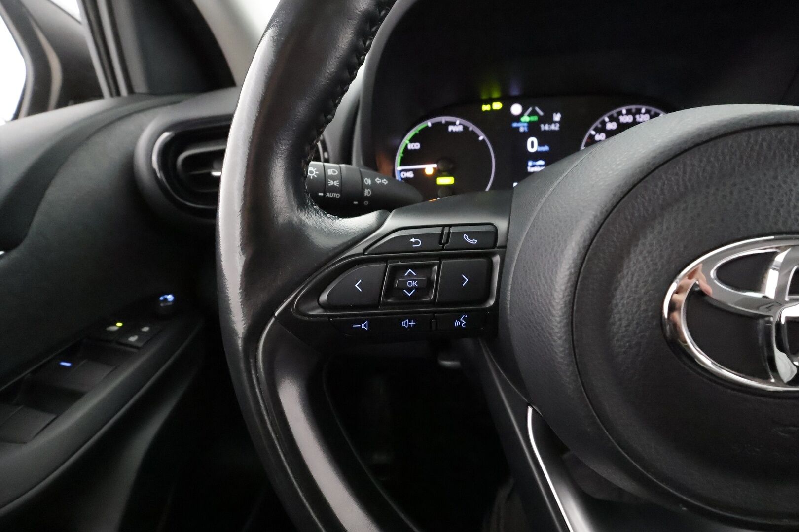 Toyota Yaris 2021 1,5 Hybrid Active * ACC / P.kamera / Kaistavahti / Navi / Apple&Android / Keyless / Ratinlämmitin * - Suomi-auto / Kahdet renkaat aluvanteilla / Merkkihuollettu - HULLUT AVAJAISHULINAT KORKOTARJOUS 3,29 %