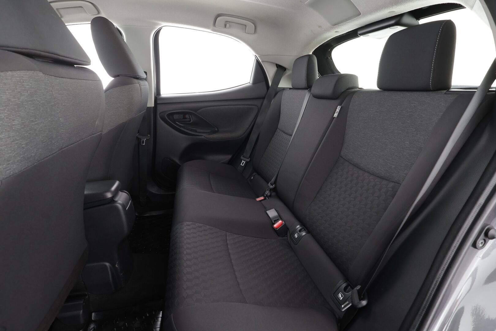 Toyota Yaris 2021 1,5 Hybrid Active * ACC / P.kamera / Kaistavahti / Navi / Apple&Android / Keyless / Ratinlämmitin * - Suomi-auto / Kahdet renkaat aluvanteilla / Merkkihuollettu - HULLUT AVAJAISHULINAT KORKOTARJOUS 3,29 %