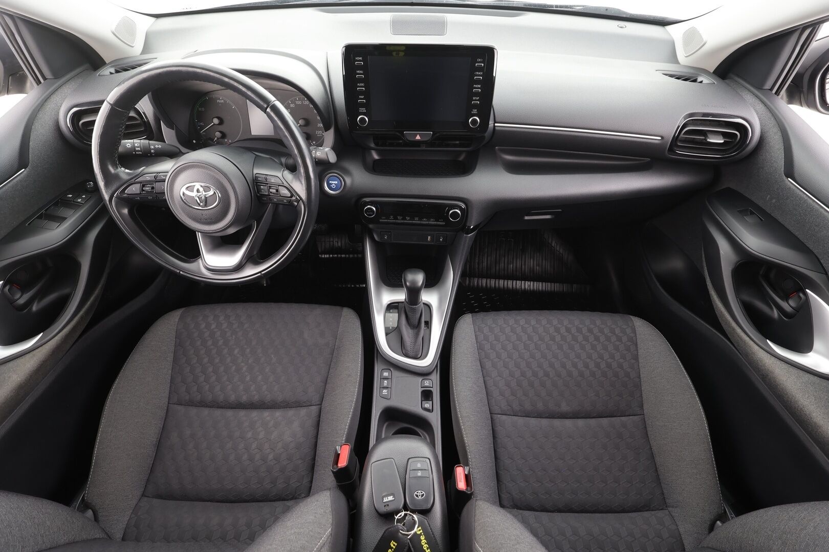 Toyota Yaris 2021 1,5 Hybrid Active * ACC / P.kamera / Kaistavahti / Navi / Apple&Android / Keyless / Ratinlämmitin * - Suomi-auto / Kahdet renkaat aluvanteilla / Merkkihuollettu - HULLUT AVAJAISHULINAT KORKOTARJOUS 3,29 %