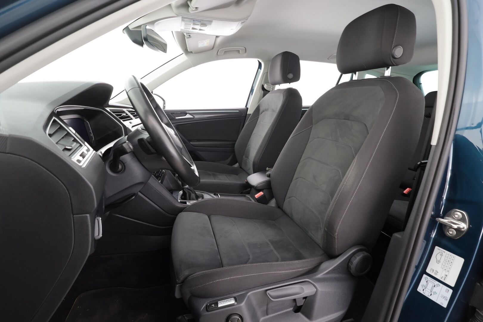 Volkswagen Tiguan 2021 Style Business eHybrid 180 kW DSG * ACC / IQ-Light / Koukku / Ergo-sporttipenkit / P.Kamera / Keyless* - 1.Om Suomi-auto / 2x Lataus / Kahdet Renkaat