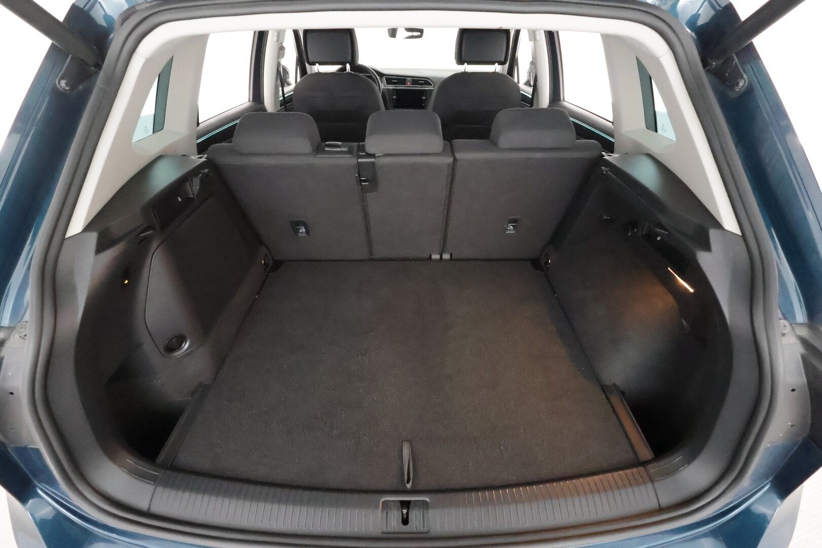 Volkswagen Tiguan 2021 Style Business eHybrid 180 kW DSG * ACC / IQ-Light / Koukku / Ergo-sporttipenkit / P.Kamera / Keyless* - 1.Om Suomi-auto / 2x Lataus / Kahdet Renkaat