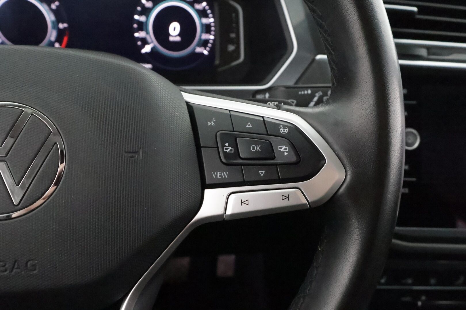 Volkswagen Tiguan 2021 Style Business eHybrid 180 kW DSG * ACC / IQ-Light / Koukku / Ergo-sporttipenkit / P.Kamera / Keyless* - 1.Om Suomi-auto / 2x Lataus / Kahdet Renkaat