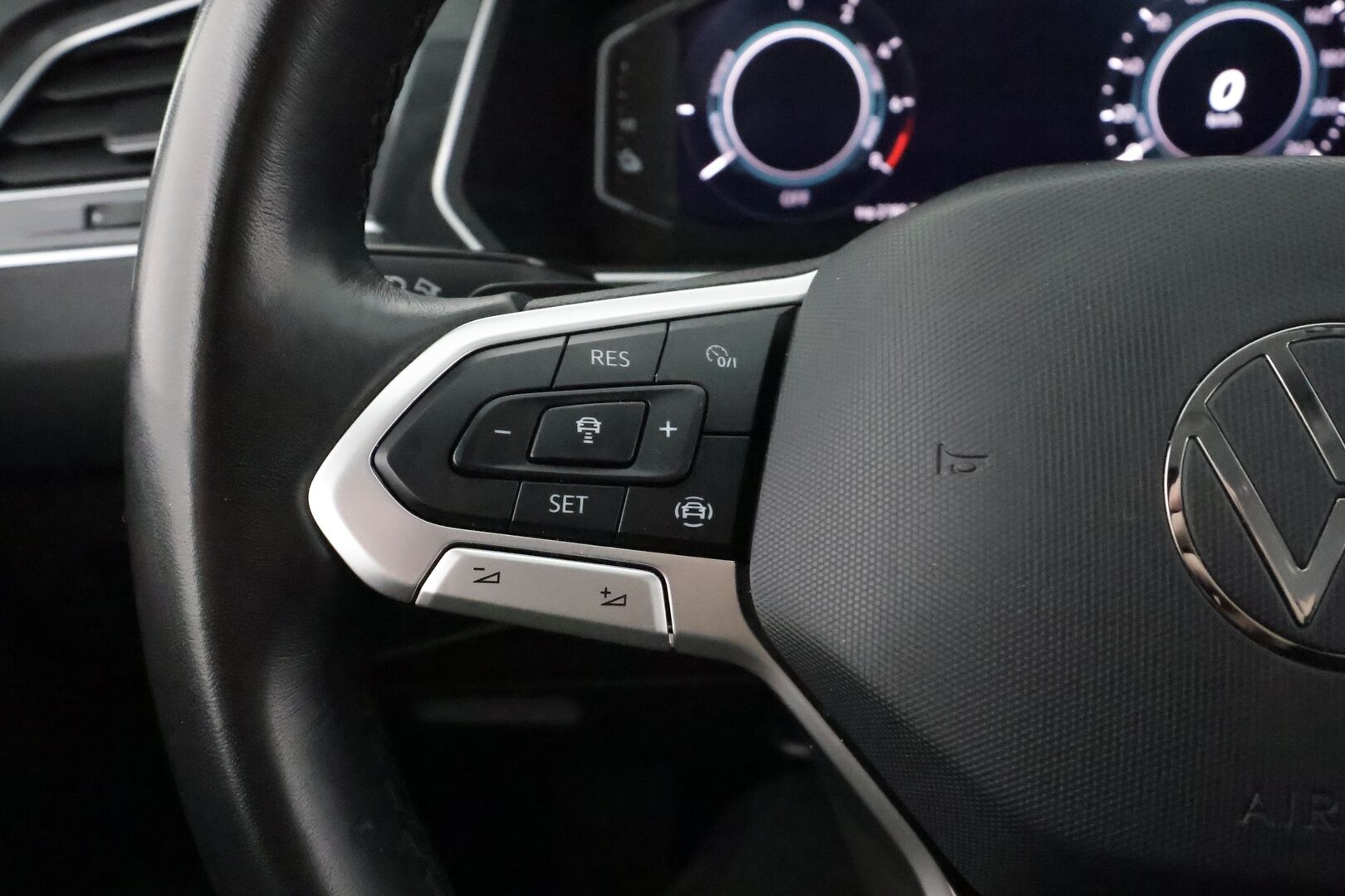 Volkswagen Tiguan 2021 Style Business eHybrid 180 kW DSG * ACC / IQ-Light / Koukku / Ergo-sporttipenkit / P.Kamera / Keyless* - 1.Om Suomi-auto / 2x Lataus / Kahdet Renkaat