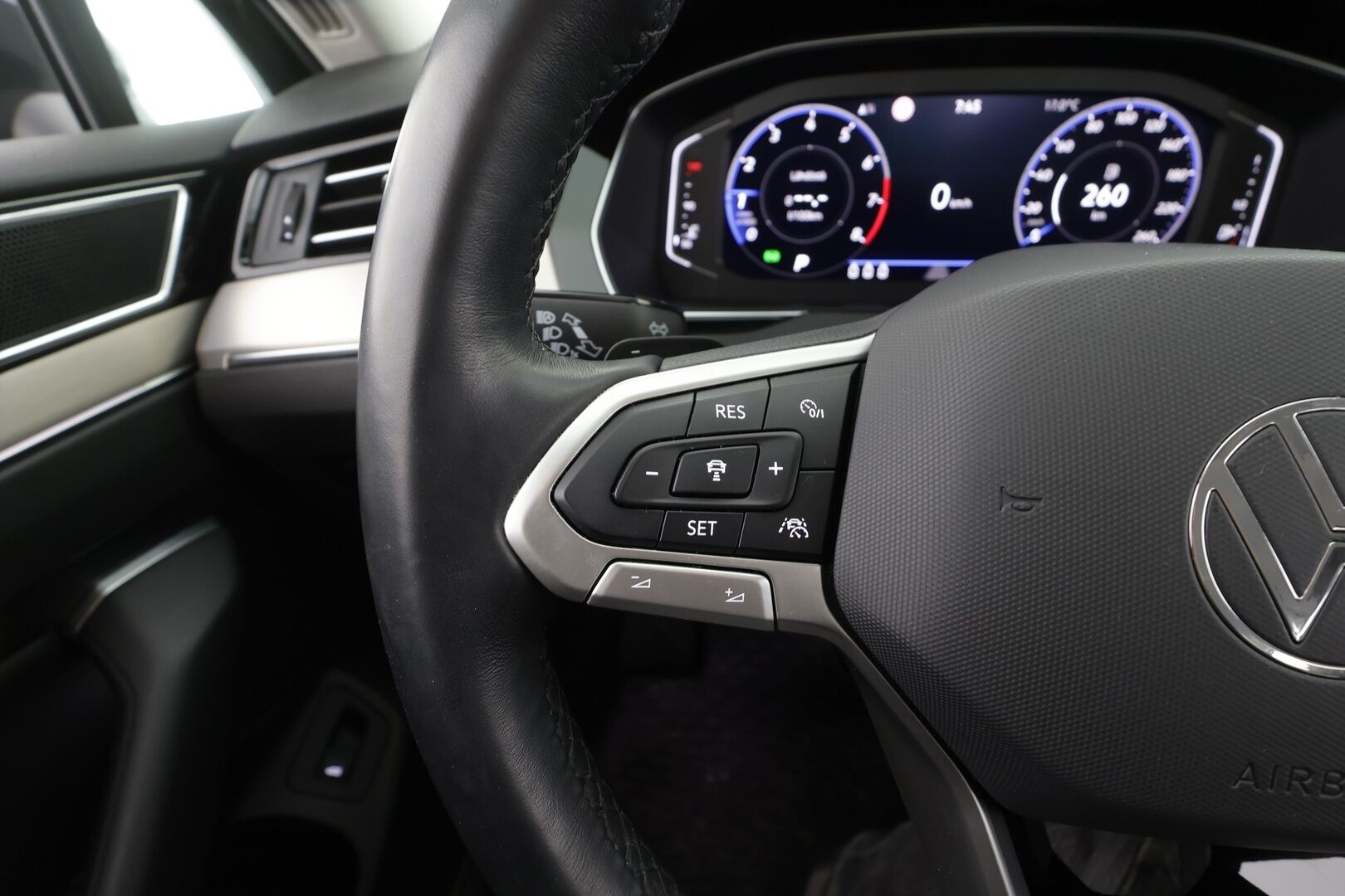 Volkswagen Passat 2022 Sedan R-Line 1,5 TSI EVO 110 - | ACC | Webasto | IQ-Light | Muistipenkki | P.Kamera | Keyless | Apple&Android | Suomi-auto | Kahdet Renkaat |