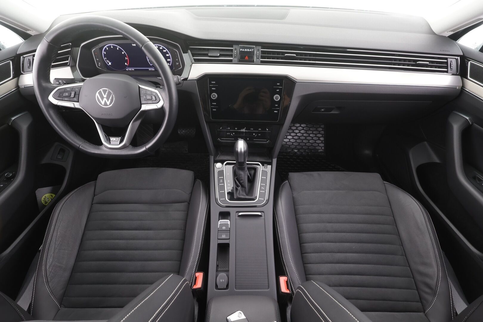 Volkswagen Passat 2022 Sedan R-Line 1,5 TSI EVO 110 - | ACC | Webasto | IQ-Light | Muistipenkki | P.Kamera | Keyless | Apple&Android | Suomi-auto | Kahdet Renkaat |