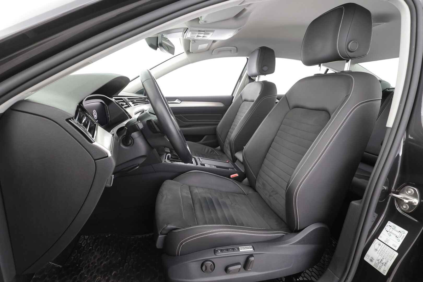 Volkswagen Passat 2022 Sedan R-Line 1,5 TSI EVO 110 - | ACC | Webasto | IQ-Light | Muistipenkki | P.Kamera | Keyless | Apple&Android | Suomi-auto | Kahdet Renkaat |