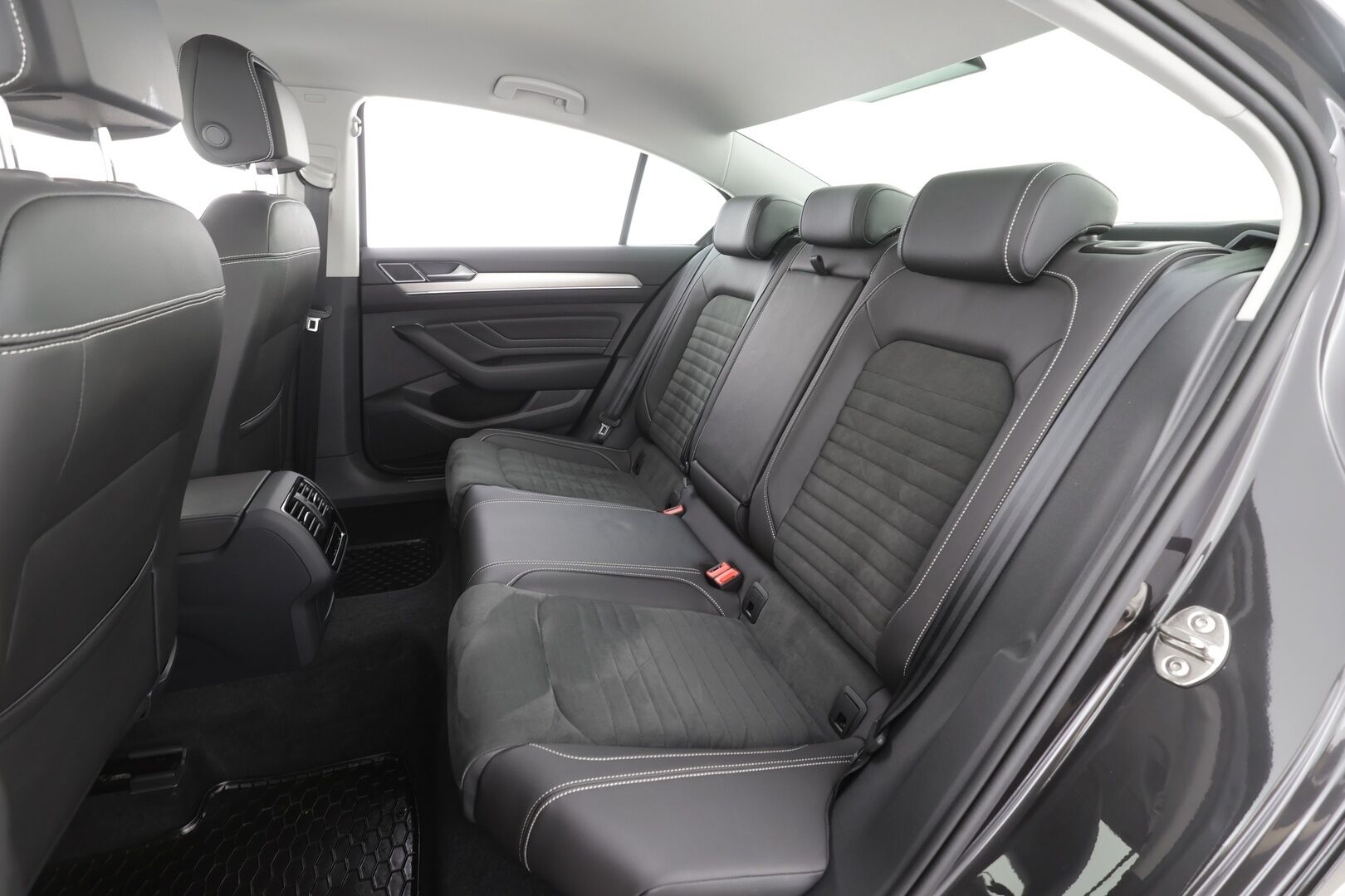 Volkswagen Passat 2022 Sedan R-Line 1,5 TSI EVO 110 - | ACC | Webasto | IQ-Light | Muistipenkki | P.Kamera | Keyless | Apple&Android | Suomi-auto | Kahdet Renkaat |