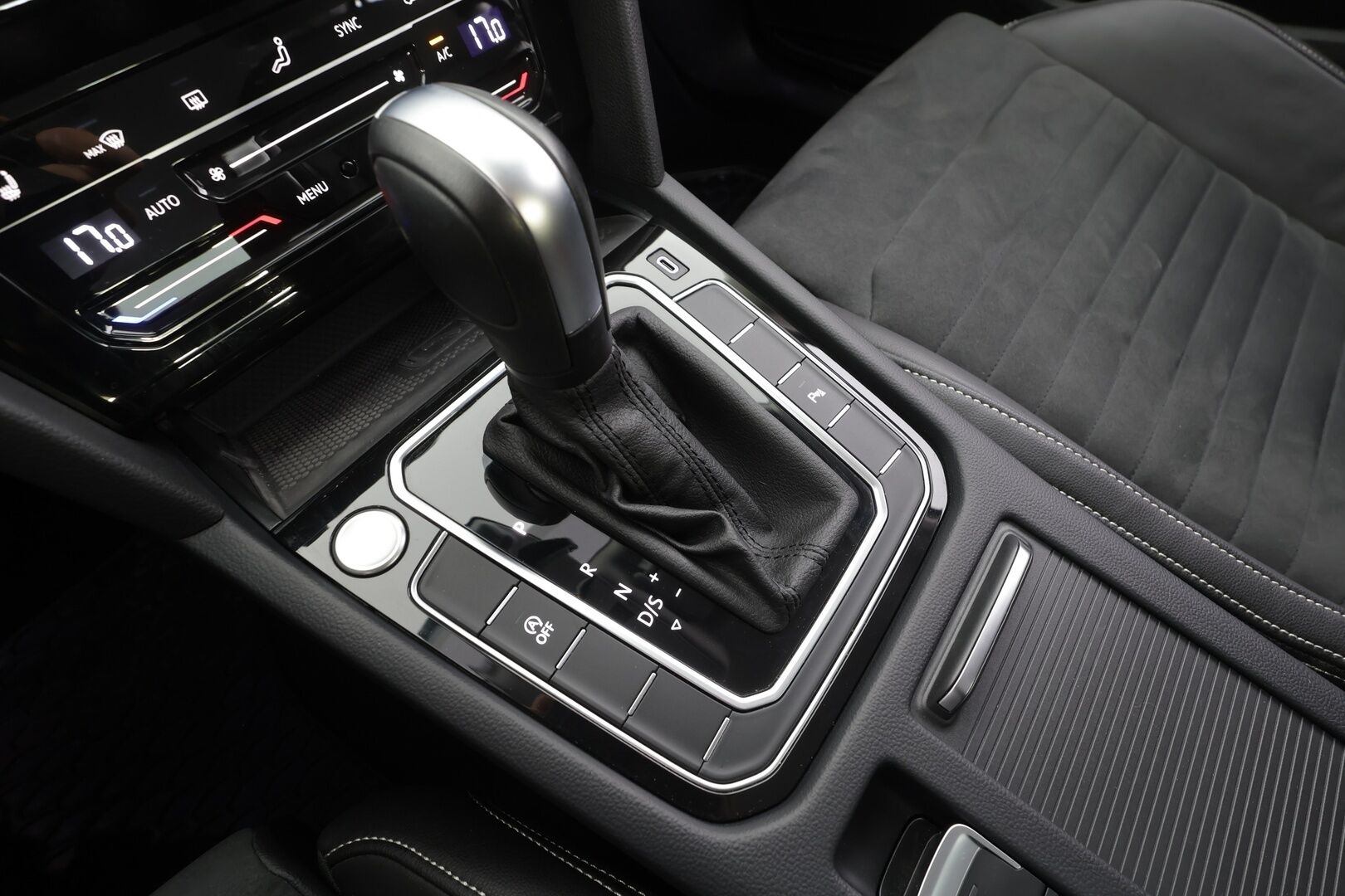 Volkswagen Passat 2022 Sedan R-Line 1,5 TSI EVO 110 - | ACC | Webasto | IQ-Light | Muistipenkki | P.Kamera | Keyless | Apple&Android | Suomi-auto | Kahdet Renkaat |