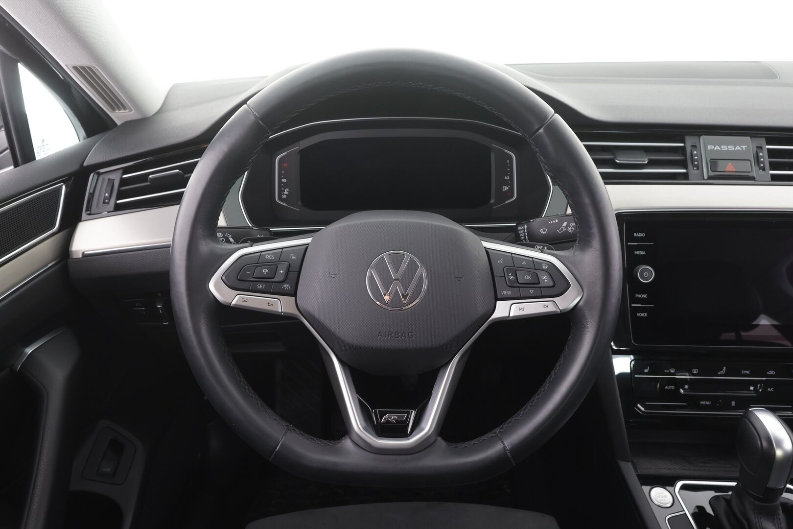 Volkswagen Passat 2022 Sedan R-Line 1,5 TSI EVO 110 - | ACC | Webasto | IQ-Light | Muistipenkki | P.Kamera | Keyless | Apple&Android | Suomi-auto | Kahdet Renkaat |