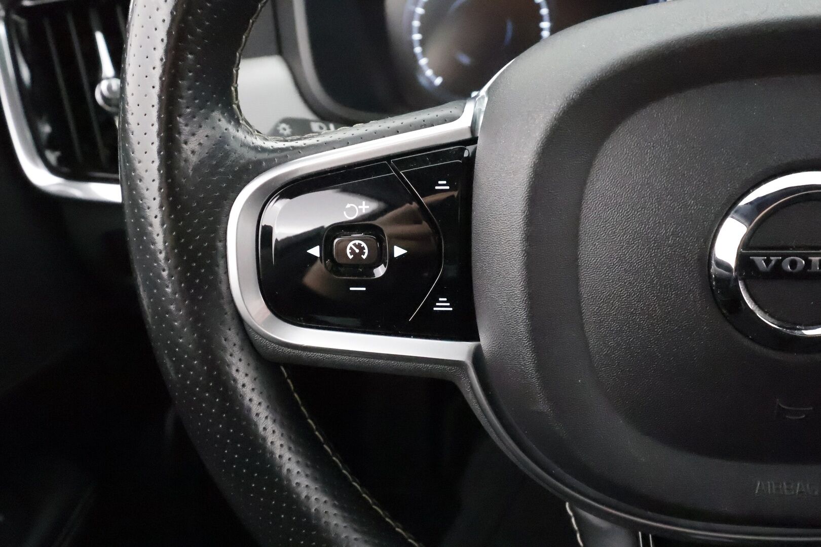 Volvo S90 2018 T8 AWD Business R-Design aut * ACC / P.kamera / LED / Navi / KeylessGo / Webasto / Sporttipenkit * - Akku kuntotarkastettu / Kahdet renkaat aluvanteilla / Hyvin huollettu - HULLUT VÄLIPÄIVÄT KORKOTARJOUS 2,49%