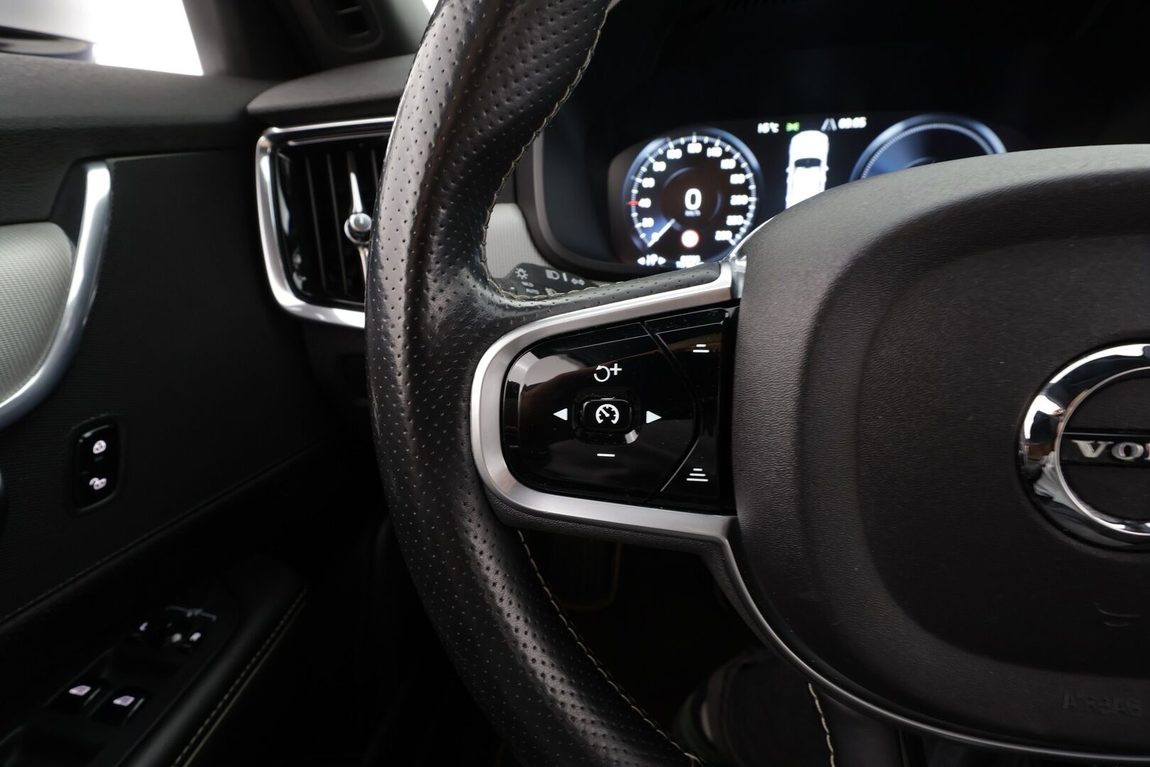 Volvo S90 2018 T8 AWD Business R-Design aut * ACC / P.kamera / LED / Navi / KeylessGo / Webasto / Sporttipenkit * - Kahdet renkaat aluvanteilla - HULLUT JOULUT KORKOTARJOUS 2,49% 