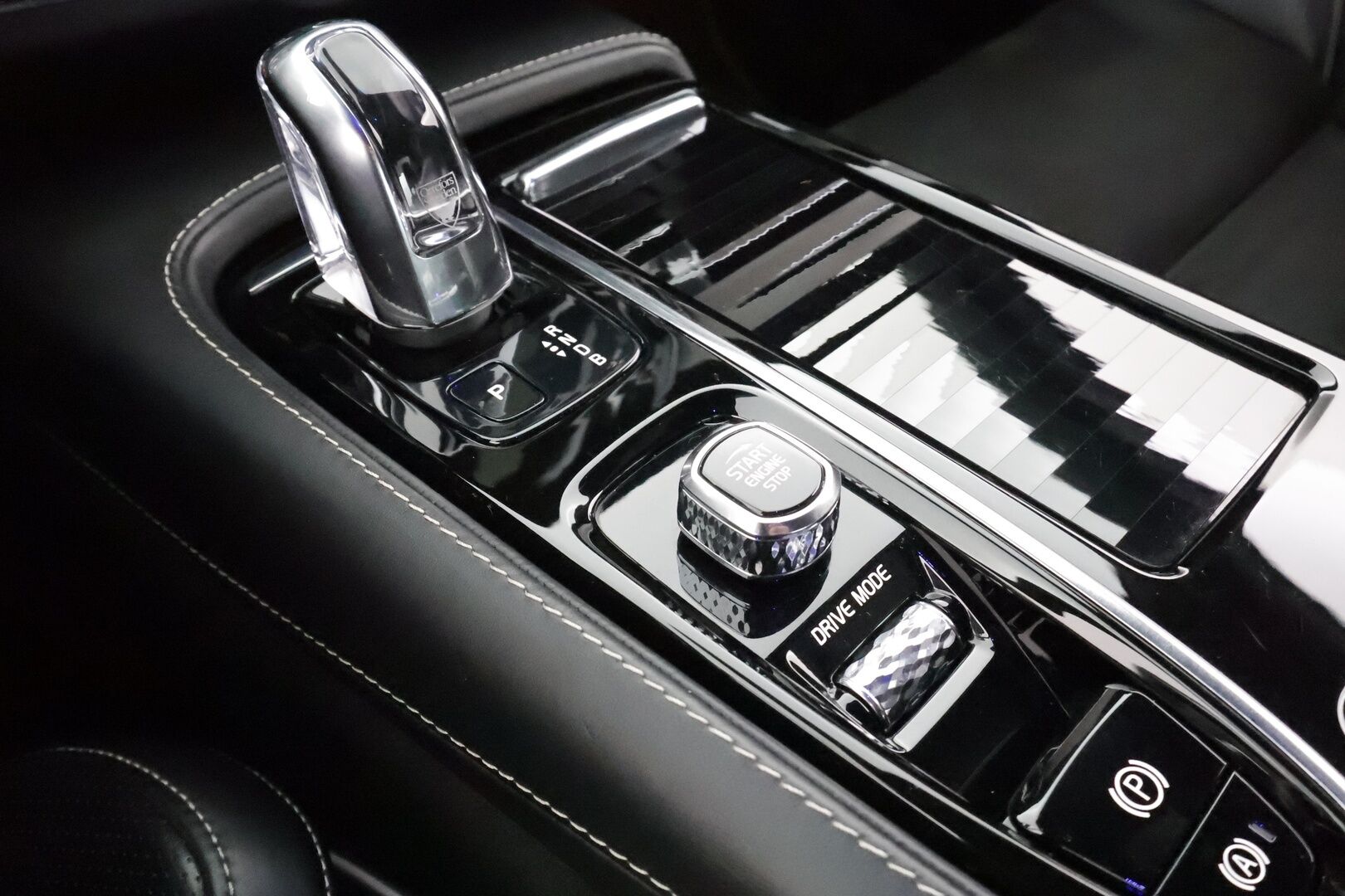 Volvo S90 2018 T8 AWD Business R-Design aut * ACC / P.kamera / LED / Navi / KeylessGo / Webasto / Sporttipenkit * - Akku kuntotarkastettu / Kahdet renkaat aluvanteilla / Hyvin huollettu 