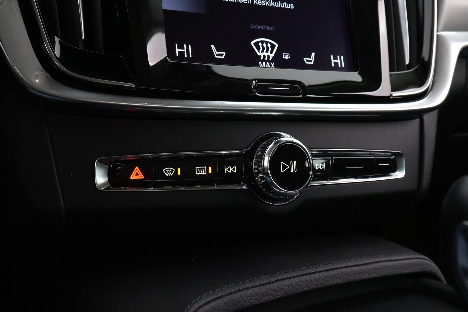 Volvo V90 2019 D4 AWD Momentum aut * Webasto / Adapt.Vakkari / Koukku / Navi / Audio High Performance / Ratinlämmitys / Hyvät varusteet - Jakopää juuri tehty / 2x Renkaat aluvantein / Juuri tullut Tampereelle!