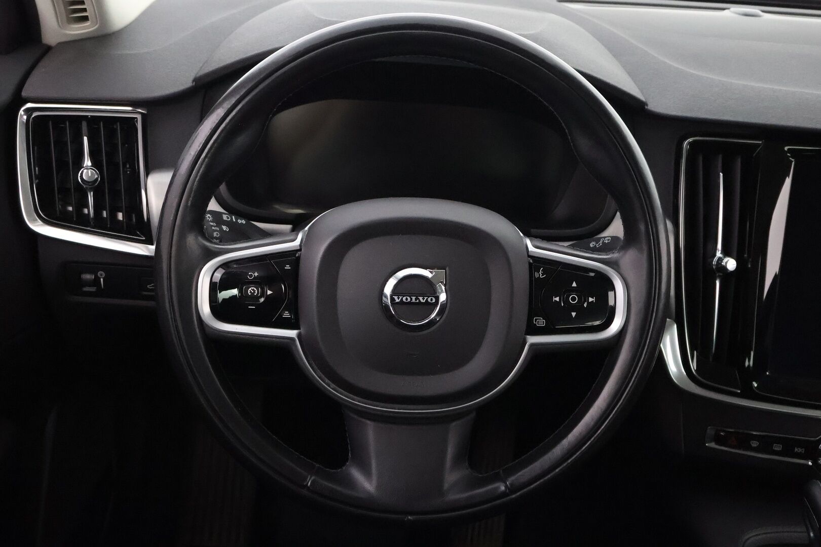 Volvo V90 2019 D4 AWD Momentum aut * Webasto / Adapt.Vakkari / Koukku / Navi / Audio High Performance / Ratinlämmitys / Hyvät varusteet - Jakopää juuri tehty / 2x Renkaat aluvantein / Juuri tullut Tampereelle!