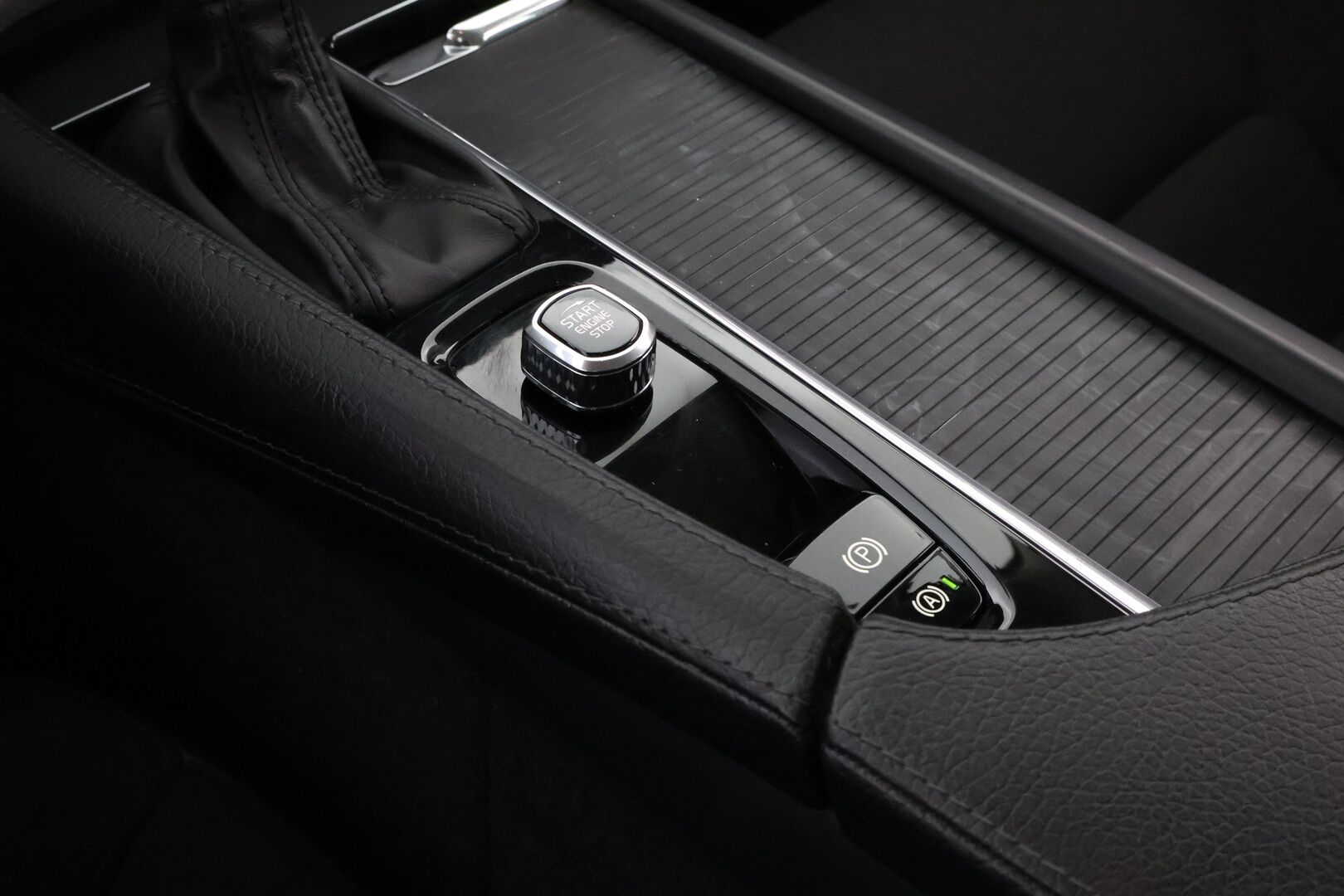 Volvo V90 2019 D4 AWD Momentum aut * Webasto / Adapt.Vakkari / Koukku / Navi / Audio High Performance / Ratinlämmitys / Hyvät varusteet - Jakopää juuri tehty / 2x Renkaat aluvantein / Juuri tullut Tampereelle!