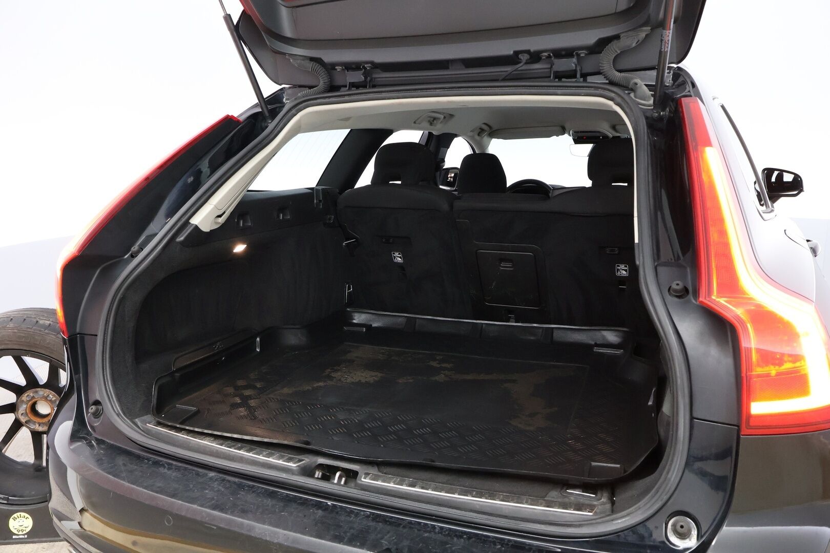 Volvo V90 2019 D4 AWD Momentum aut * Webasto / Adapt.Vakkari / Koukku / Navi / Audio High Performance / Ratinlämmitys / Hyvät varusteet - Jakopää juuri tehty / 2x Renkaat aluvantein / Juuri tullut Tampereelle!