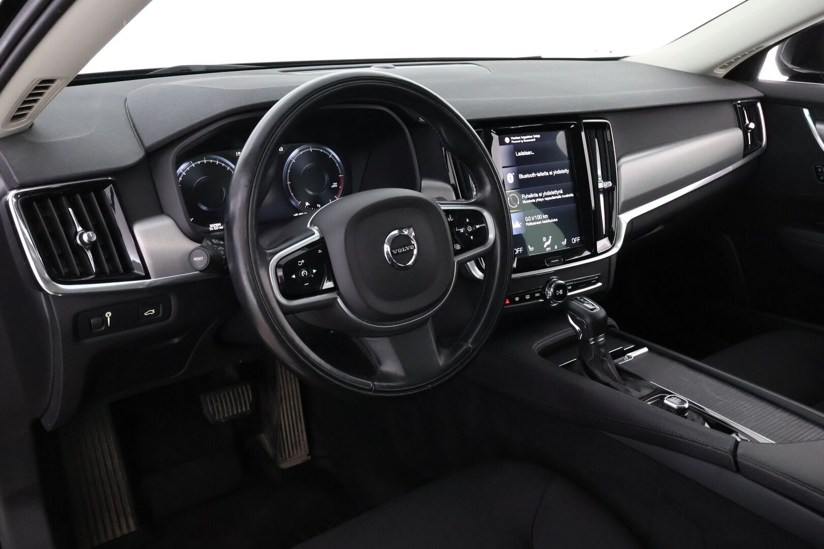 Volvo V90 2019 D4 AWD Momentum aut * Webasto / Adapt.Vakkari / Koukku / Navi / Audio High Performance / Ratinlämmitys / Hyvät varusteet - Jakopää juuri tehty / 2x Renkaat aluvantein / Juuri tullut Tampereelle!