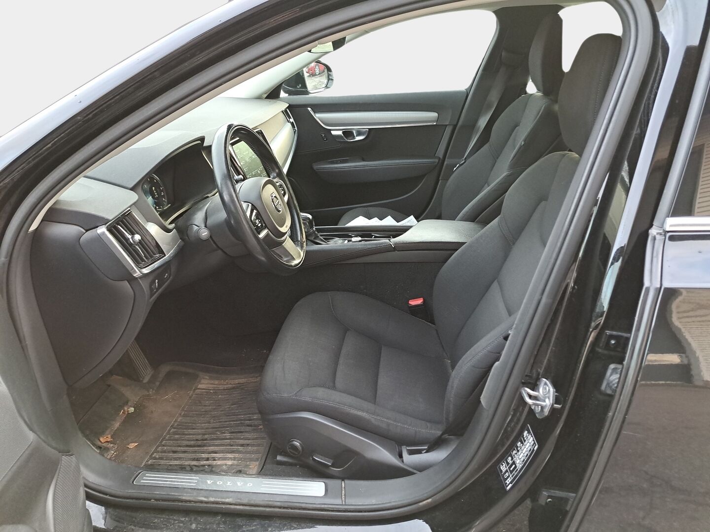 Volvo V90 2019 D4 AWD Momentum aut * Webasto / Adapt.Vakkari / Koukku / Navi / Audio High Performance / Ratinlämmitys / Hyvät varusteet - Jakopää juuri tehty / 2x Renkaat aluvantein / Juuri tullut Tampereelle!