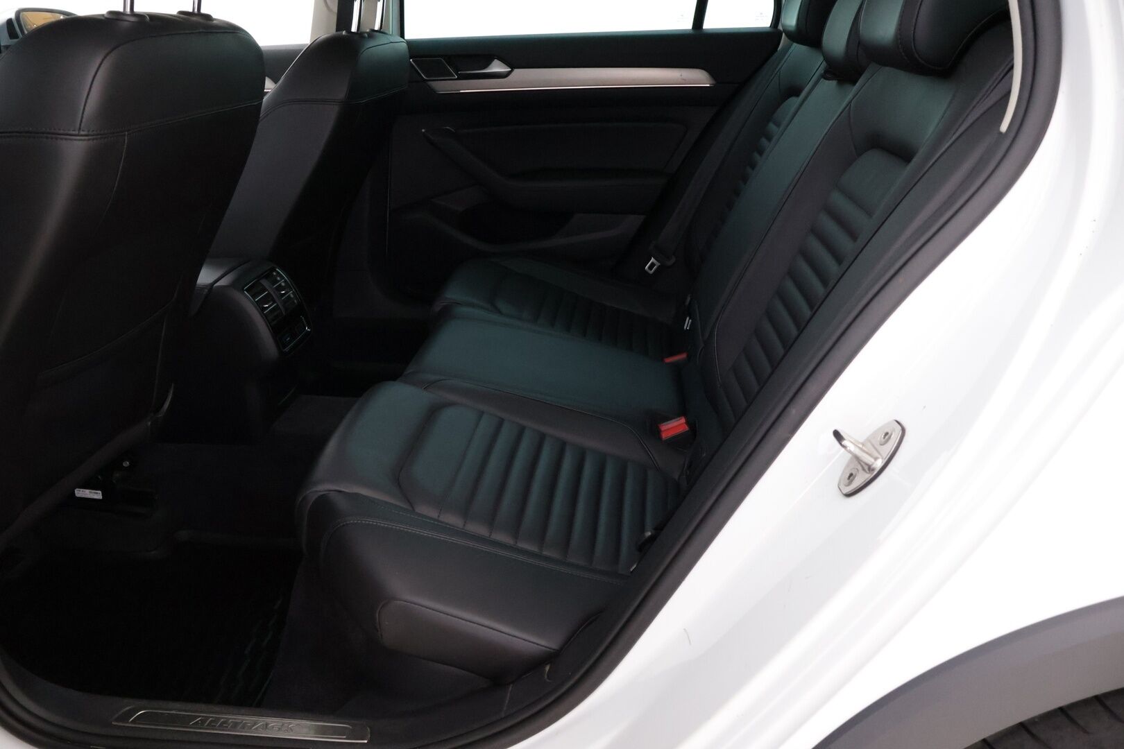 VOLKSWAGEN PASSAT 2019 Variant Alltrack 2.0 TDI 140 kW 4MOTION DSG-aut. *Webasto / Digimittaristo / Adapt. vakkari / Nahat / Koukku* - Hyvällä maavaralla! / Taloudellinen neliveto diiseli! / Uudella näytöllä!