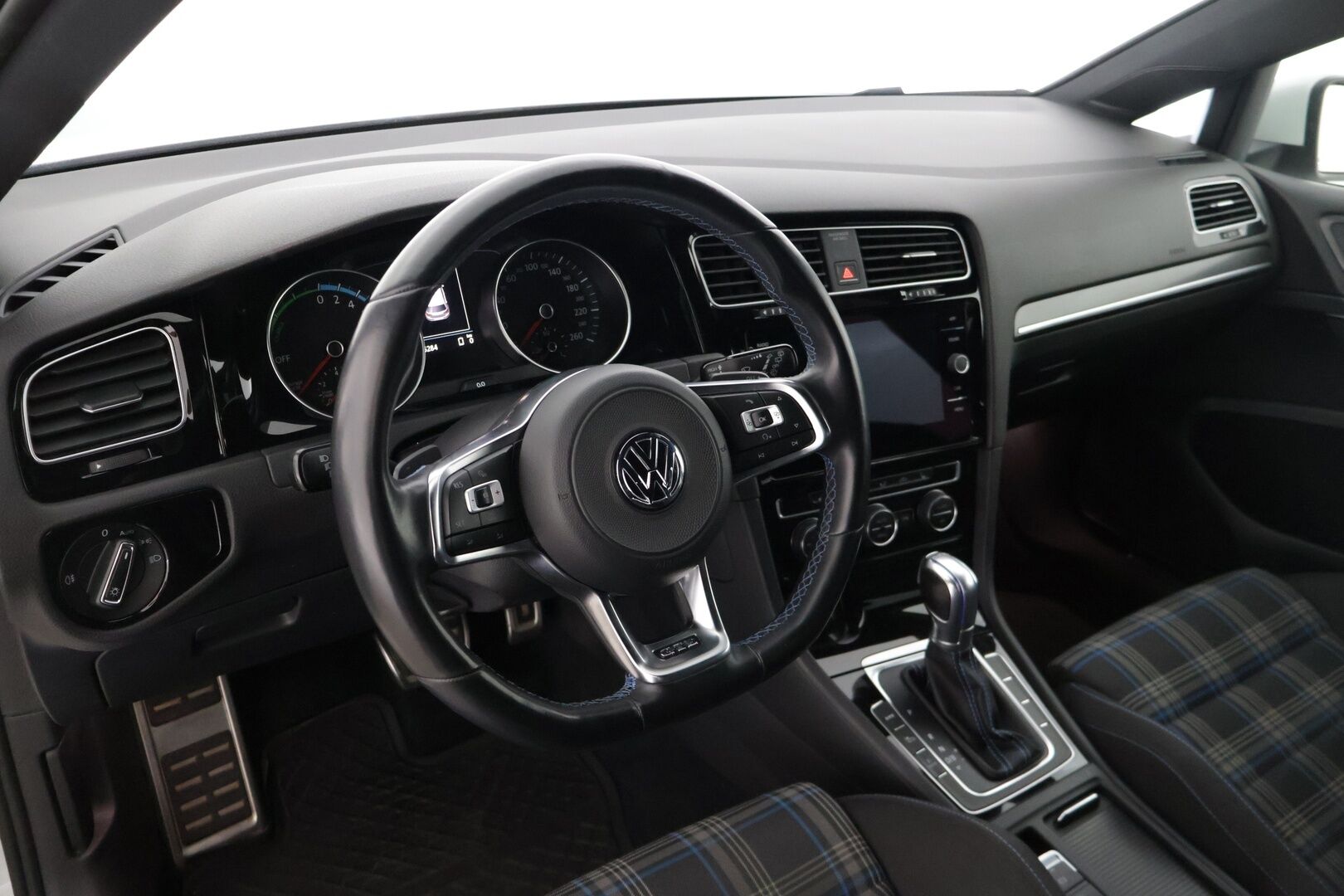 Volkswagen Golf 2018 GOLF Farmari (AC) 5ov 1395cm3 A * / Adapt. vakkari / Carplay / Lämmitettävät sivupeilit / Siisti / Lohko puhaltimella / * - Todella siisti yksilö siisteillä istuimilla! 
