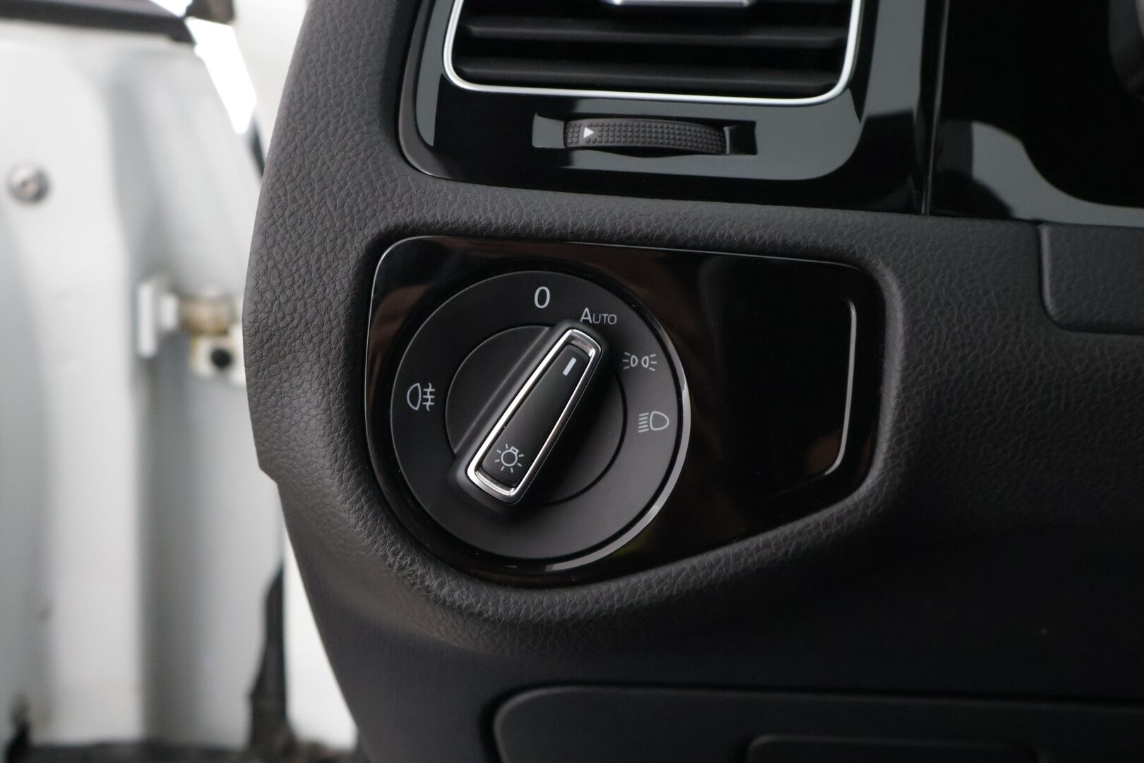 Volkswagen Golf 2018 GOLF Farmari (AC) 5ov 1395cm3 A * / Adapt. vakkari / Carplay / Lämmitettävät sivupeilit / Siisti / Lohko puhaltimella / * - Todella siisti yksilö siisteillä istuimilla! 