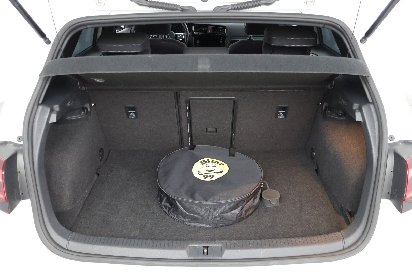 Volkswagen Golf 2018 GOLF Farmari (AC) 5ov 1395cm3 A * / Adapt. vakkari / Carplay / Lämmitettävät sivupeilit / Siisti / Lohko puhaltimella / * - Todella siisti yksilö siisteillä istuimilla! 