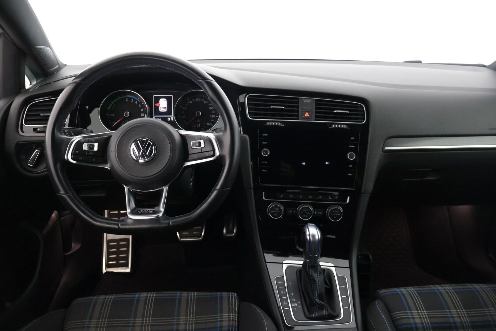 Volkswagen Golf 2018 GOLF Farmari (AC) 5ov 1395cm3 A * / Adapt. vakkari / Carplay / Lämmitettävät sivupeilit / Siisti / Lohko puhaltimella / * - Todella siisti yksilö siisteillä istuimilla! 