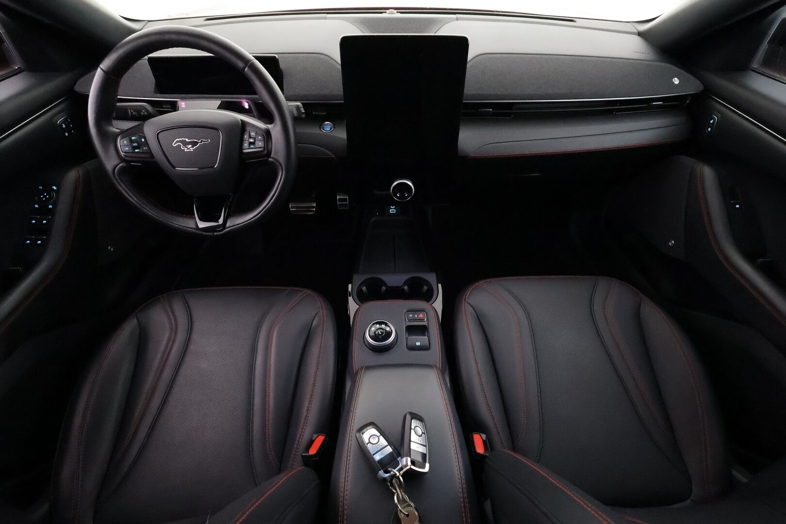 Ford Mustang Mach-E 2022 98kWh 351hv A1 AWD 5-ovinen - | Koukku | B&O | Lasikatto | 360 | ACC | Muistipenkki | LED | Kaistavahti | Katveaustin | Digimittaristo | Keyless | Suomi-auto | Merkkihuollot | 2x Latauskaapelit | Kahdet renkaat |