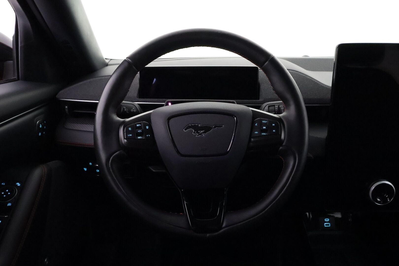 Ford Mustang Mach-E 2022 98kWh 351hv A1 AWD 5-ovinen - | Koukku | B&O | Lasikatto | 360 | ACC | Muistipenkki | LED | Kaistavahti | Katveaustin | Digimittaristo | Keyless | Suomi-auto | Merkkihuollot | 2x Latauskaapelit | Kahdet renkaat |