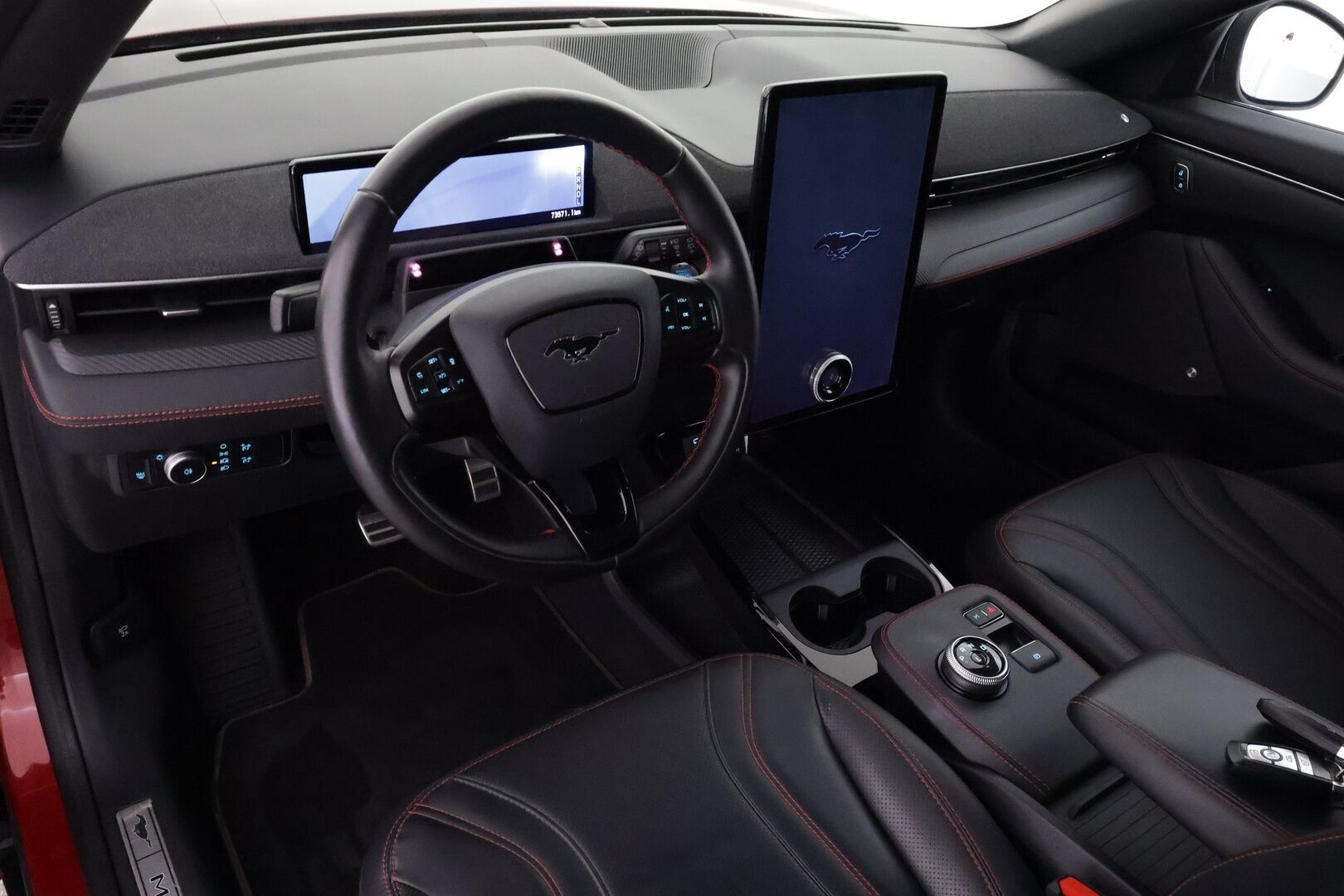 Ford Mustang Mach-E 2022 98kWh 351hv A1 AWD 5-ovinen - | Koukku | B&O | Lasikatto | 360 | ACC | Muistipenkki | LED | Kaistavahti | Katveaustin | Digimittaristo | Keyless | Suomi-auto | Merkkihuollot | 2x Latauskaapelit | Kahdet renkaat |
