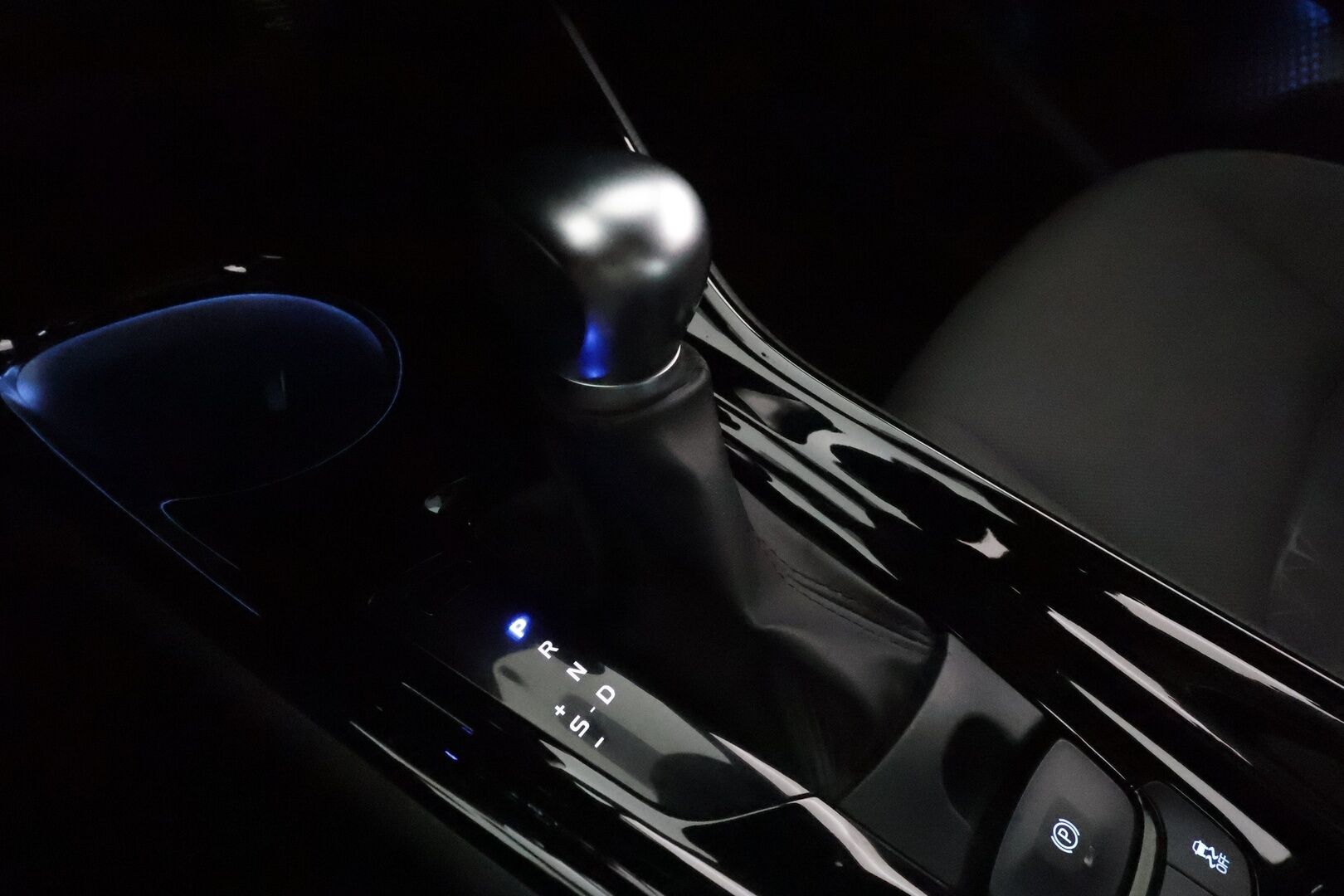 Toyota C-HR 2022 2,0 Hybrid Intense Edition **Merkkihuollettu / Adapt.vakkari / Navi / P.kamera / Keyless / Apple&Android** - 3,99% KORKOTARJOUS TÄHÄN AUTOON 21.9. ASTI - 