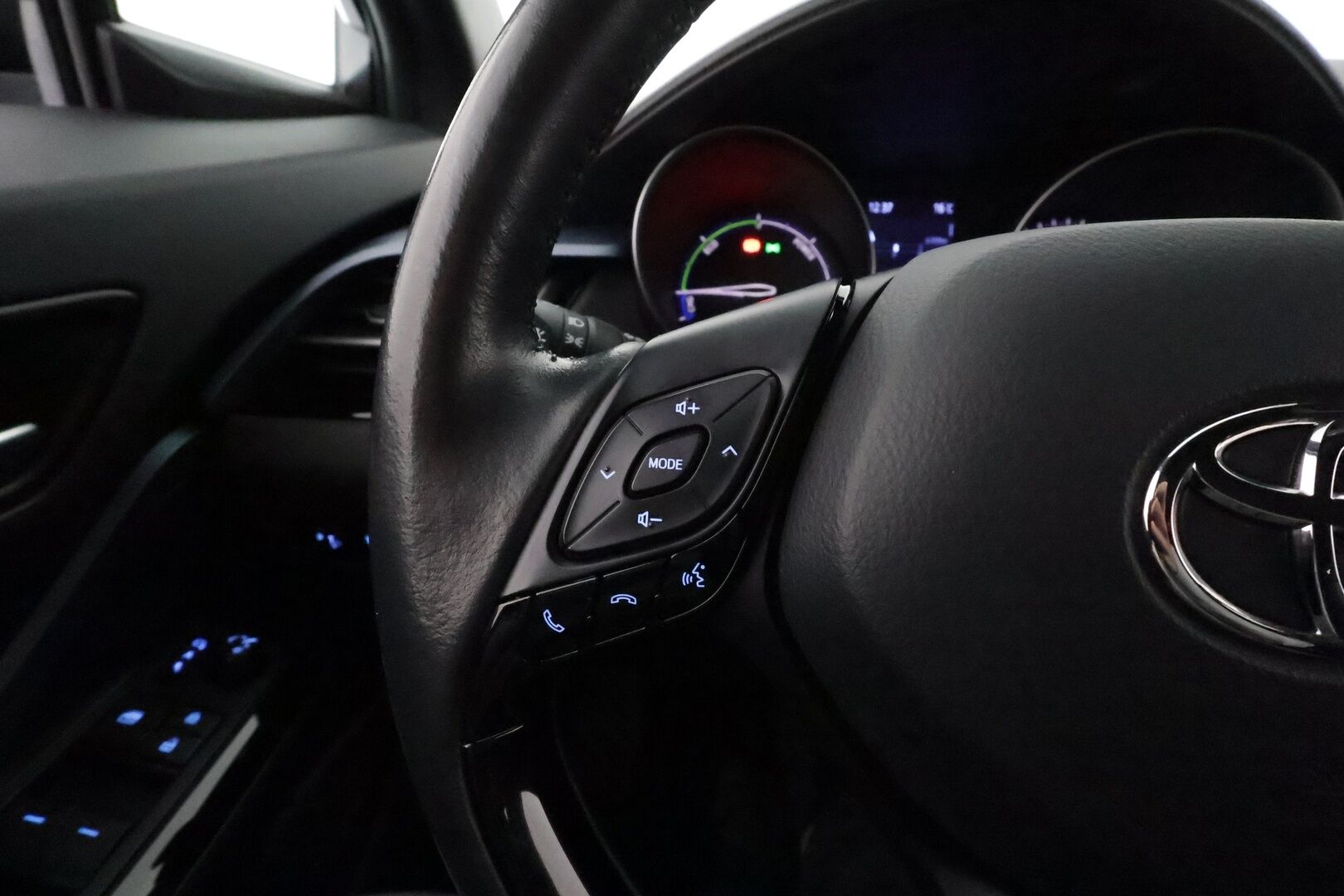 Toyota C-HR 2022 2,0 Hybrid Intense Edition **Merkkihuollettu / Adapt.vakkari / Navi / P.kamera / Keyless / Apple&Android**