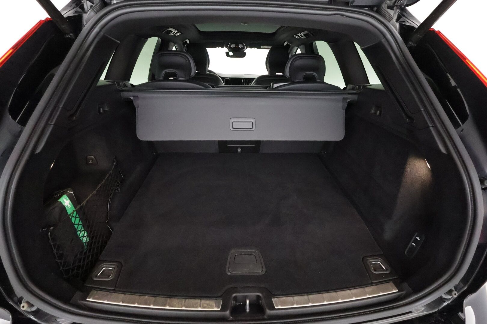 Volvo XC60 2022 T8 TwE AWD Business Recharge **Panorama / Ilma-alusta / Adapt.Vakkari / P.Kamera / Full-LED / Sporttipenkit Muistilla - 3,99 % KORKOTARJOUS TÄHÄN AUTOON - Akku kuntotarkastettu / H&K / Google Maps / Kaistavahti / KeylessGO / 2x Renkaat